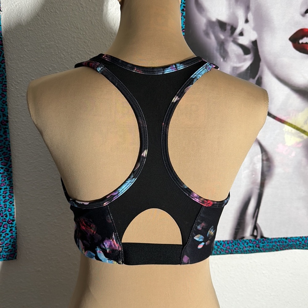 Avía sports bra and capri set - Picture 3 of 6